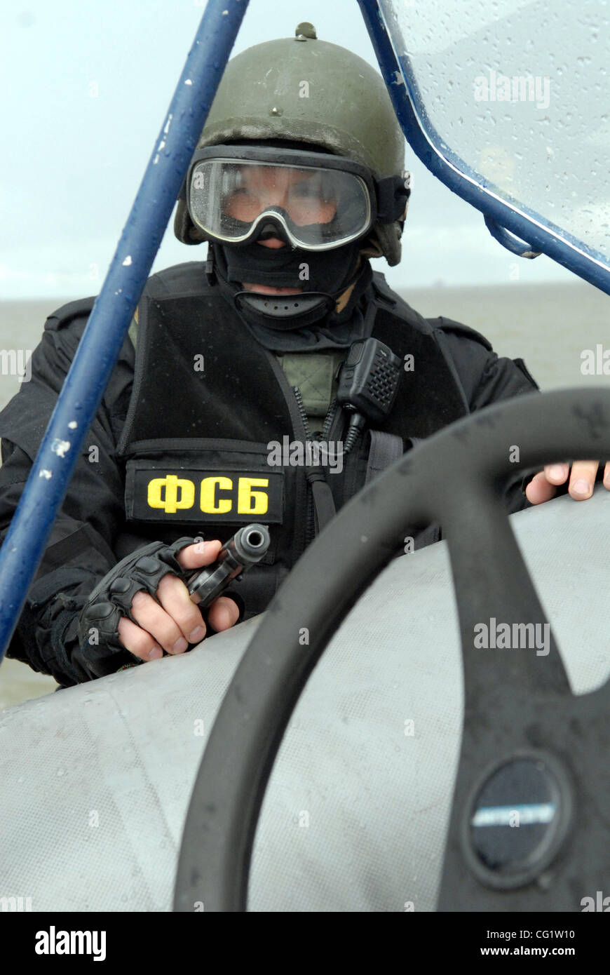 Ausbildung von russischen Küstenwache und spezielle FSB - Federal Security Service (KGB) Einheit Kräfte zu bekämpfen. Auf dem Bild - Küstenwache Boot.  Russische Küstenwache Kampf mit Terroristen und Eindringlinge am Meer. Stockfoto