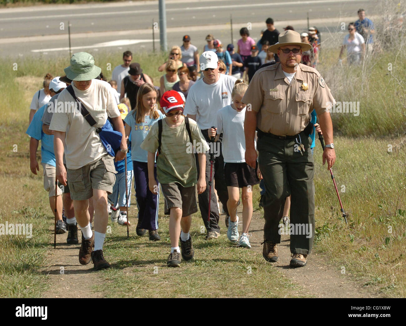 Art Janke (rechts), eine Freifläche Ranger für die Stadt Walnut Creek führt eine Wanderung im No Kind links innen Ereignis am Lime Ridge Paradise Valley in Concord, Kalifornien auf Samstag, 28. April 2007. Concord Bürgermeister Mark Peterson, in weißen Stil Baseballkappe nur links von Janke, startete mehrere iniciat Stockfoto