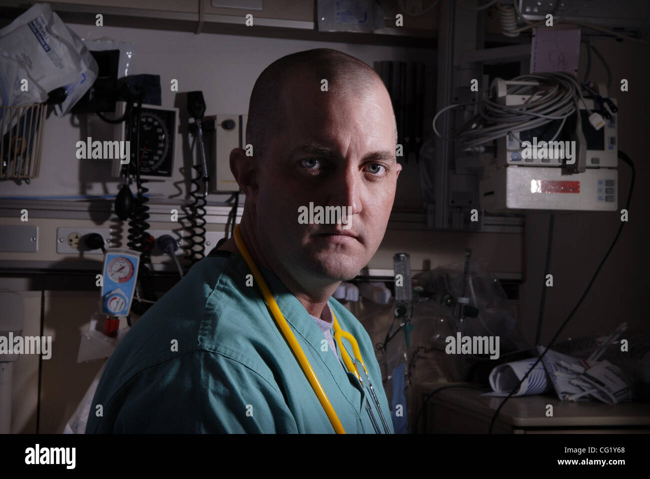 Dr. Dustin Zierold ist Militärchirurg geschulte auf Davis.and Erfahrung in der Arbeit im Irak hat.  2. März 2007 fotografiert in der e.r. am UC Davis Medical Center.  Herbst-Cruz / Sacramento Bee Stockfoto