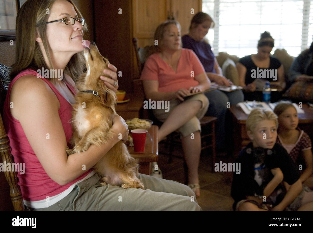 LEDE Amy Shafer Ost Sacramento bekommt einen nassen Kuss von Buddy während einer pet Party im Antelope Tierpflege Beraters, Kristina Andersen von Citrus Heights 25. August 2007 aufgesetzt.  Die Miniatur-Datchund gehört zu Andersens Schwester, Sherry Langbein, der Gastgeber der Party bei ihr zu Hause.  Sacramento-B Stockfoto