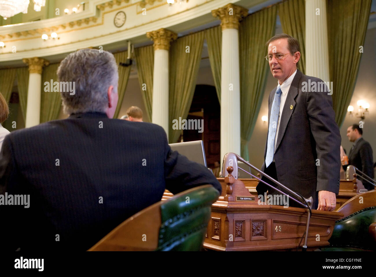 Versammlung Mitglied Tom Berryhill, R-Modesto, spricht mit Montage Mitglied Paul Krekorian, D-Burbank, in der Montage-Etage an das State Capitol, Donnerstag, 25. Januar 2007.  Sacramento Bee / Brian Bär Stockfoto