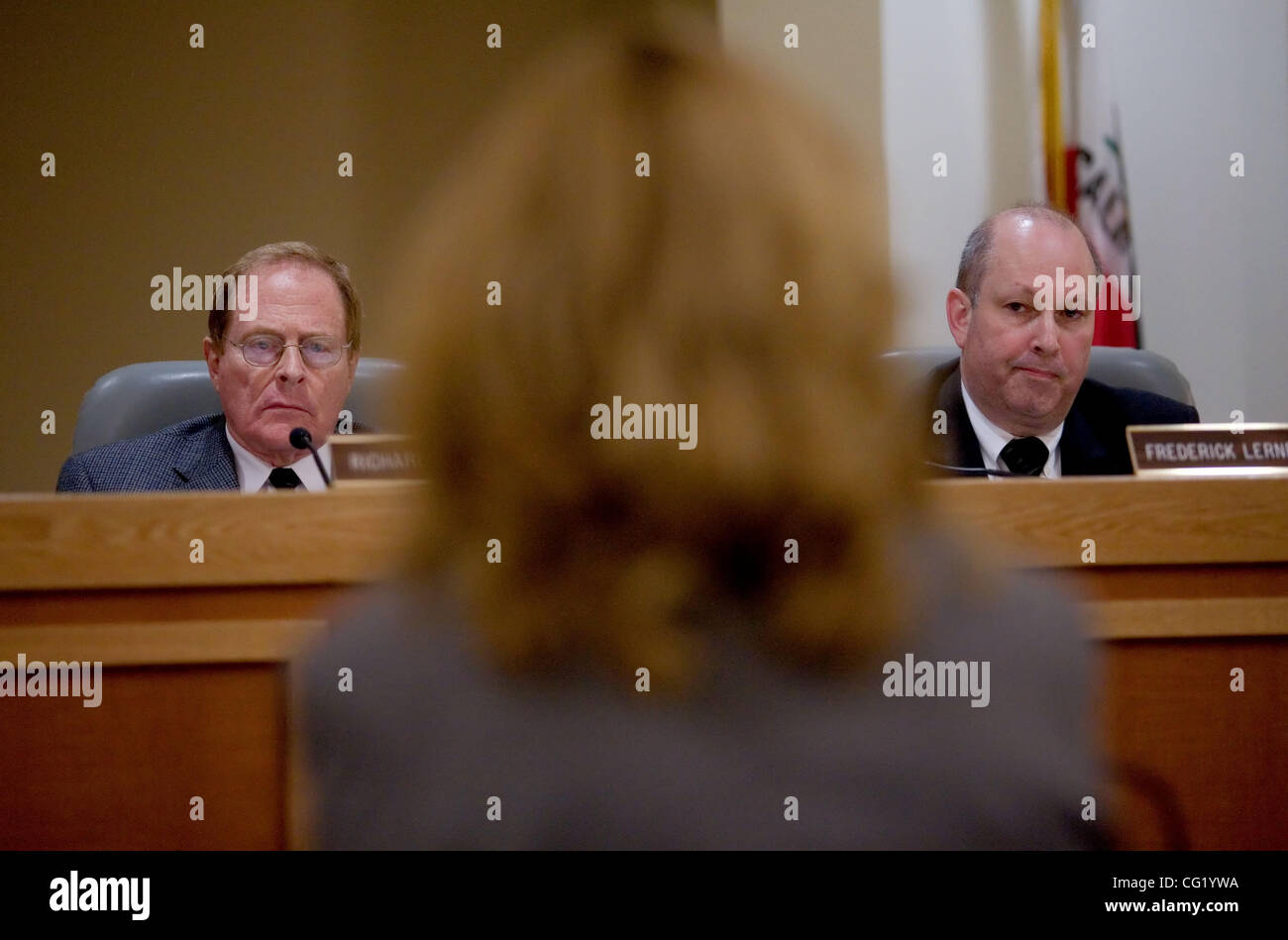 Vorstandsvorsitzender, Richard H. Tyler DC und Mitglied Frederick Lerner hören auf das Zeugnis des gebrannten Executive Director, Catherine Hayes die California Board of Chiropractic Prüfer Tagung am Department of Consumer Affairs, Freitag, 23. März 2007.  Sacramento Bee / Brian Bär Stockfoto