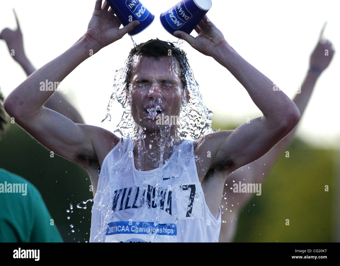 Bobby Curtis von Villanova kühlt den Platz hinter Sieger Hintergrund mit Hände hoch. Bild aufgenommen am Tag3 der NCAA Titel und Feld-Meisterschaft. 8. Juni 2007. Sacramento Bee Bryan Patrick Stockfoto