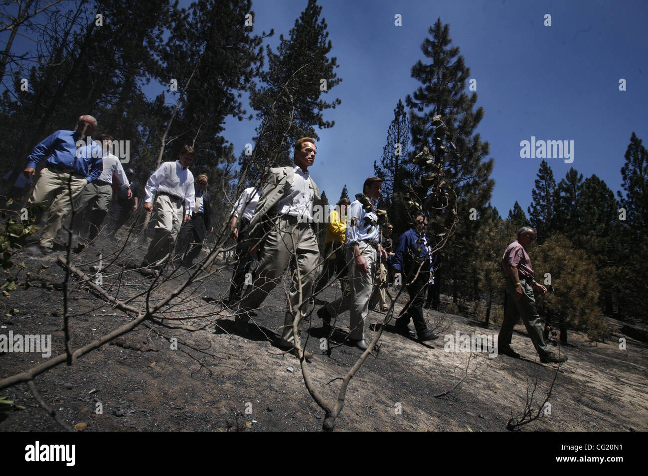 Gouverneur Arnold Schwarzenegger in Kalifornien tourt die burn't Bereich auf View Kreis. Bild aufgenommen am Feuer Angora 27. Juni 2007. (Sacramento Bee Bryan Patrick POOL)  Tahoe Angora Feuer Stockfoto