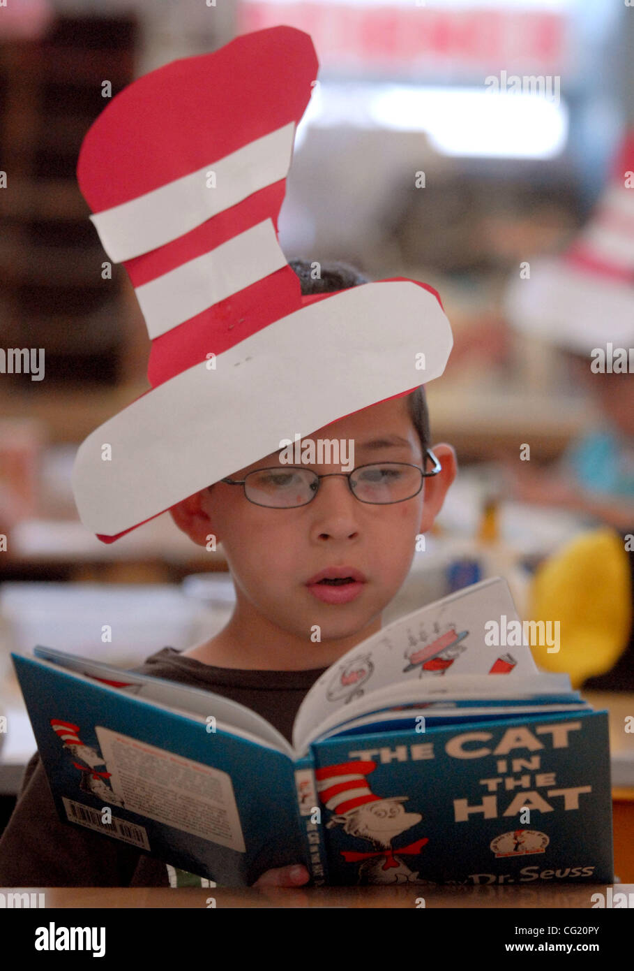 Erstklässler Andres Avila, 7, liest, hat "The Cat in The Hat" mit seinem Dr. Seuss auf in Westwood Elementary School in Concord, Kalifornien, Montag, 3. März 2008. Dr. Seuss an Schulen im ganzen Land Montag als Schüler und Lehrer lesen in ganz Amerika-Tag gefeiert. Der National Education A Stockfoto