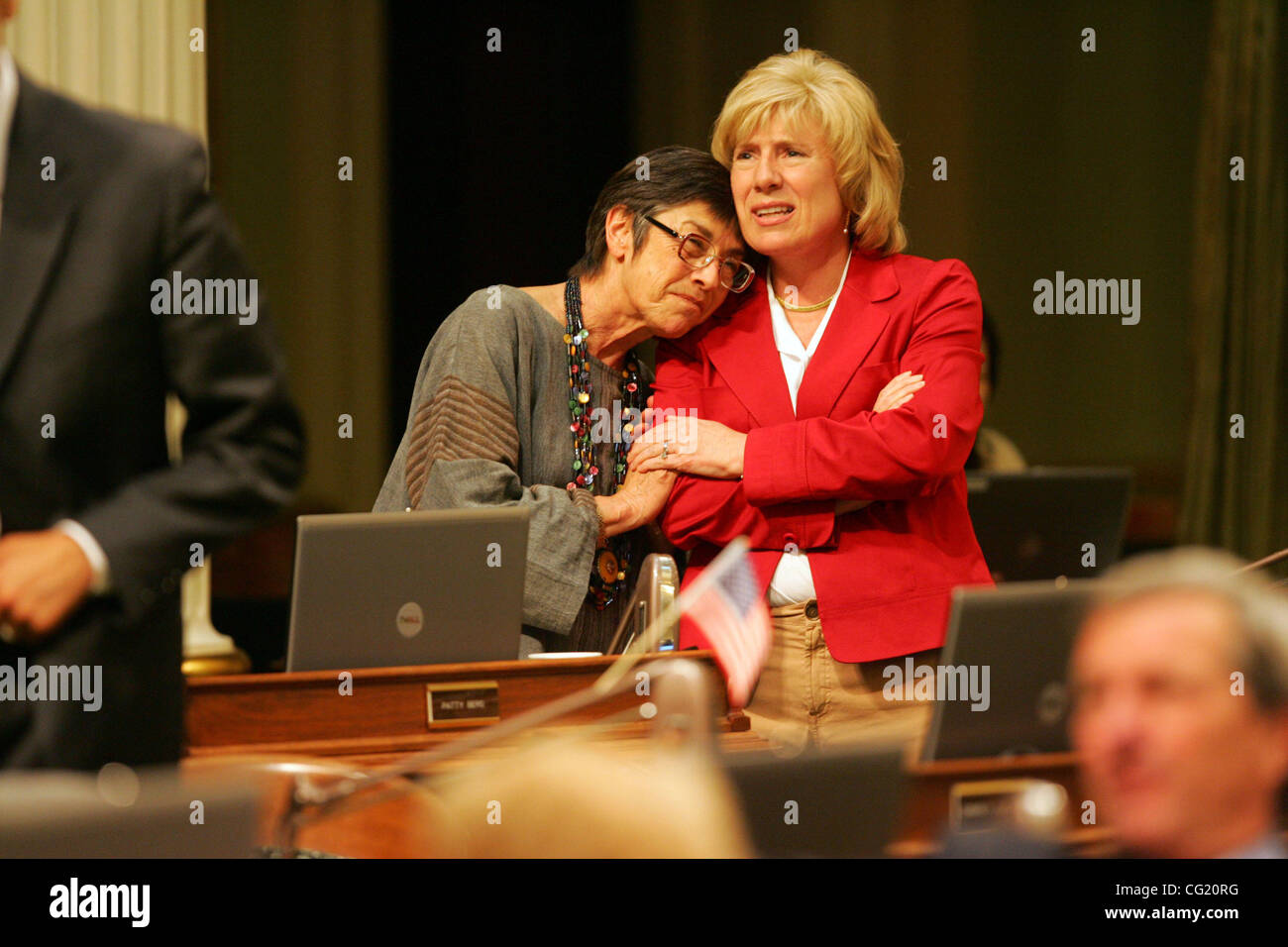 Assemblywomen Patty Berg, D-Eureka, verließ, und Jean Fuller, R-Bakersfield, treffen Sie sich mit andere Assemblymembers vor dem Boden späten Donnerstag als legislative Führer geplant, durch die Nacht, einen staatliche Budget Kompromiss zu finden. Sacramento Bee / Bryan Patrick Stockfoto