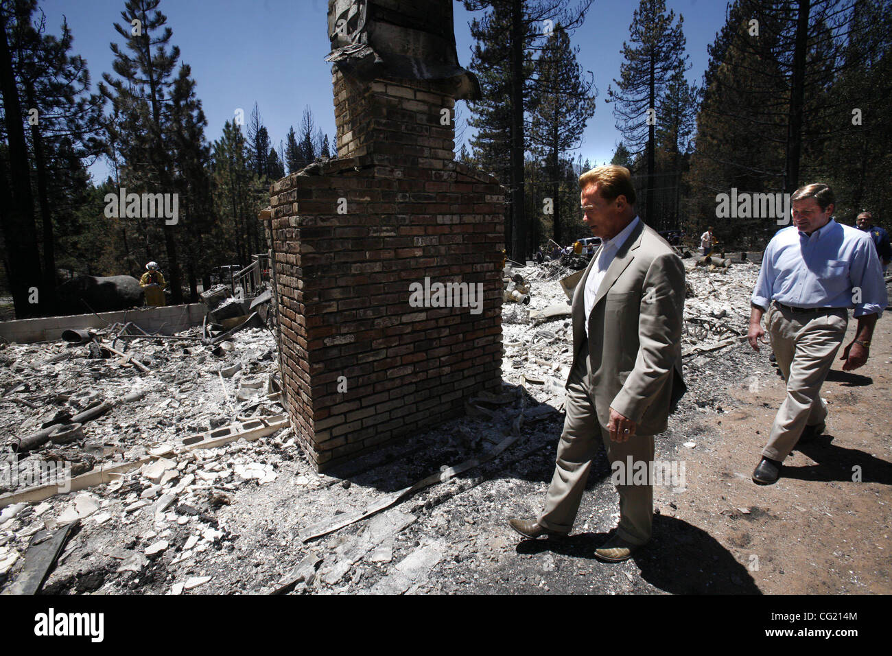 Kaliforniens Gouverneur Arnold Schwarzenegger, links, Vizegouverneur John Garamendi, center, ein burn't, Haus auf View Kreis anzeigen... Bild aufgenommen am Feuer Angora Pool-27. Juni 2007 / Sacramento Bee Bryan Patrick Tahoe Angora Feuer Stockfoto