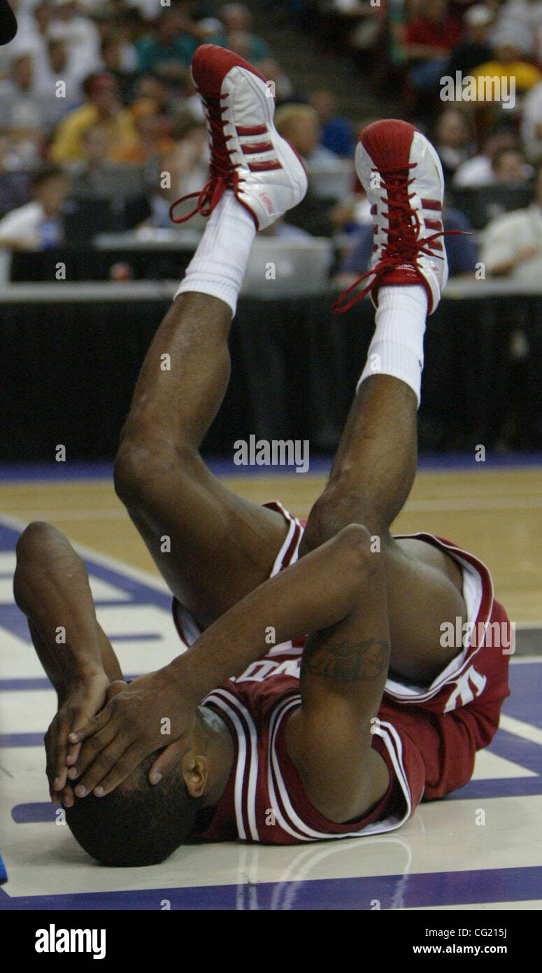 #51 Earl Calloway vor Schmerzen auf dem Boden nach einem Sturz auf den Boden nach der Fahrt in den Korb, er wurde entnommen aus dem Spiel, 1. Hälfte ihres Spiels bei der NCAA Männer Basketball-Turnier in Arco Arena, Sacramento, Kalb. Samstag, 17. März 2007. Sacramento Bee fotografieren Bryan Patrick UCLA Bruins eine Stockfoto