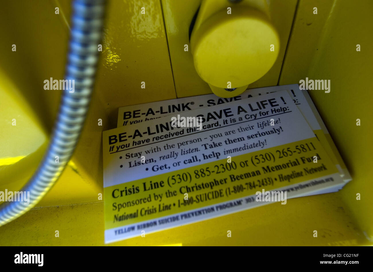 Sprung zweite Gail Beeman Sohn, Christopher, warf sich von der Brücke Foresthill, California, in einem Anfall von Alkohol-induzierte Depression am höchsten. Beeman seitdem einen Memorial Fonds und spornte die Installation von sechs Krise Hotline Telefone, oben, um die Brücke herum. Die Sacramento Biene / Carl Stockfoto