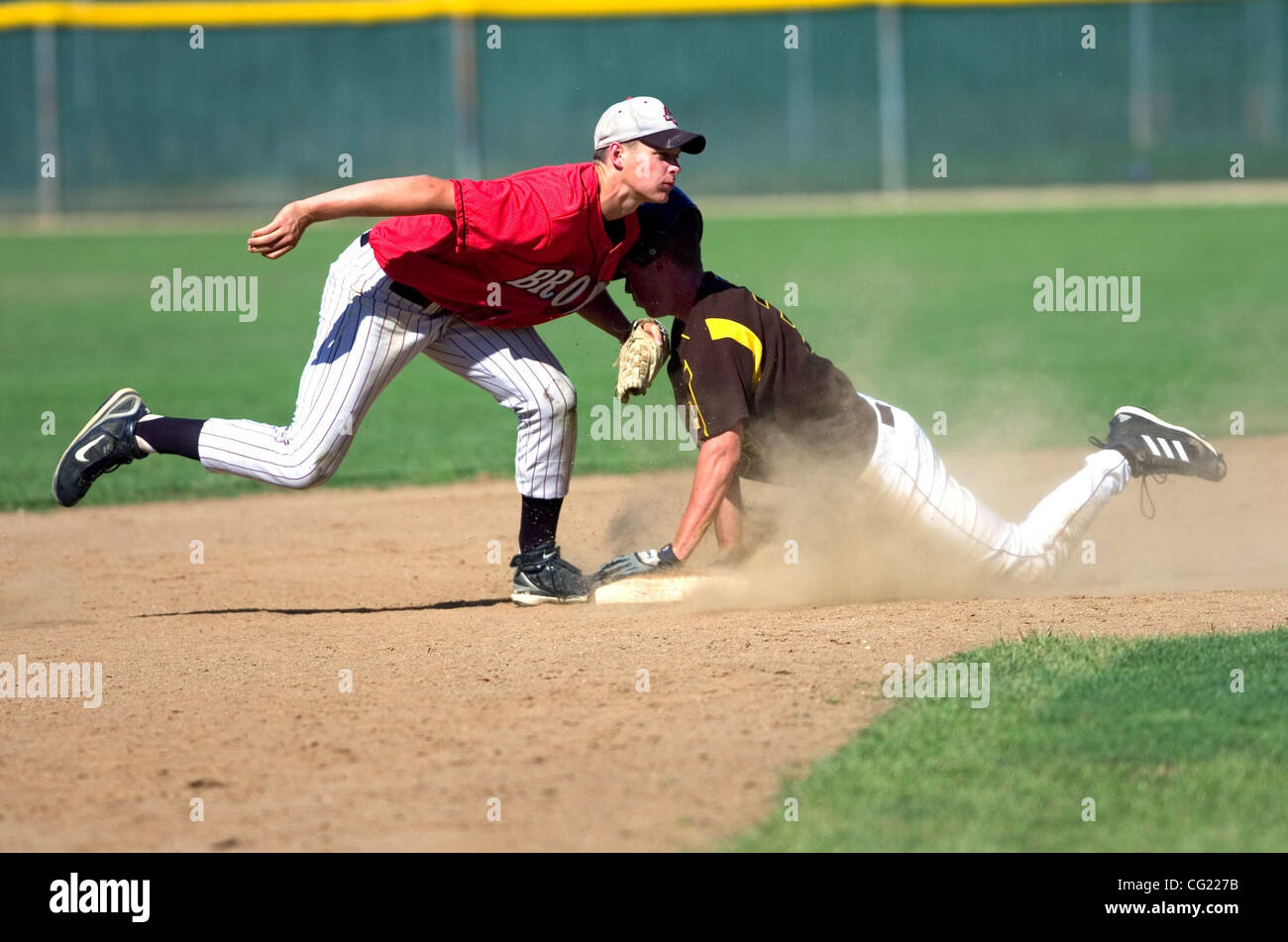 Yuba City Honker Brock Stassi (#33) und Bella Vista (Fair Oaks) Bronco Justin Haley (#15) Zusammenstoß auf zweiter in der Meisterschaft 2007 CIF Sac-Joaquin Abschnitt Abteilung III Montag, 28. Mai 2007 am American River College. Yuba City ergriff den Titel mit einem 9-4-Sieg über die Broncos. Die Sacramento Biene / Stockfoto