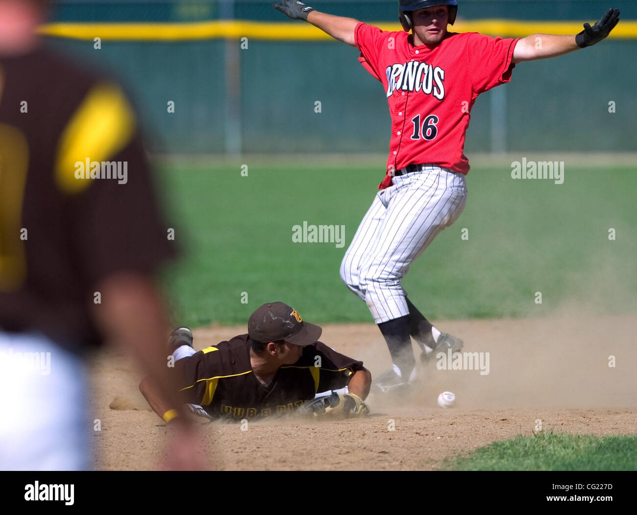 Bella Vista (Fair Oaks) Bronco Troy Spivey nimmt zweites Standbein in der Bronco 2007 CIF Sac-Joaquin Abschnitt Abteilung III Meisterschaftsspiel mit Yuba City Honkers Montag, 28. Mai 2007 am American River College. Yuba City ergriff den Titel mit einem 9-4-Sieg über die Broncos. Die Sacramento Biene / C Stockfoto