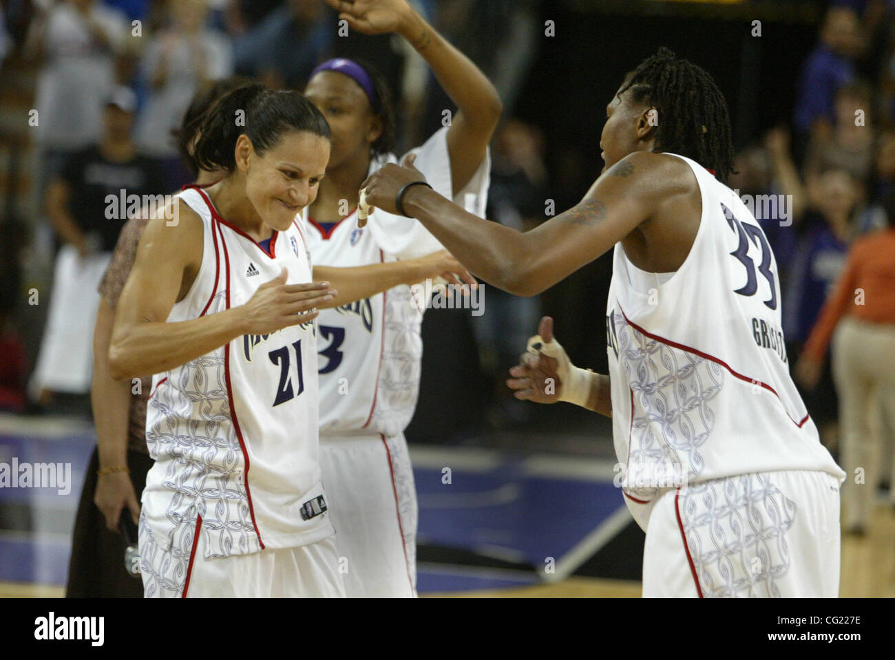 Tisha Penicheiro fährt in den Korb mit LA Defender Sidney Spencer im 4. Quartal. Es war das erste Spiel zu Hause Monarchen. Samstag, 2. Juni 2007. Sacramento Bee Bryan Patrick Stockfoto