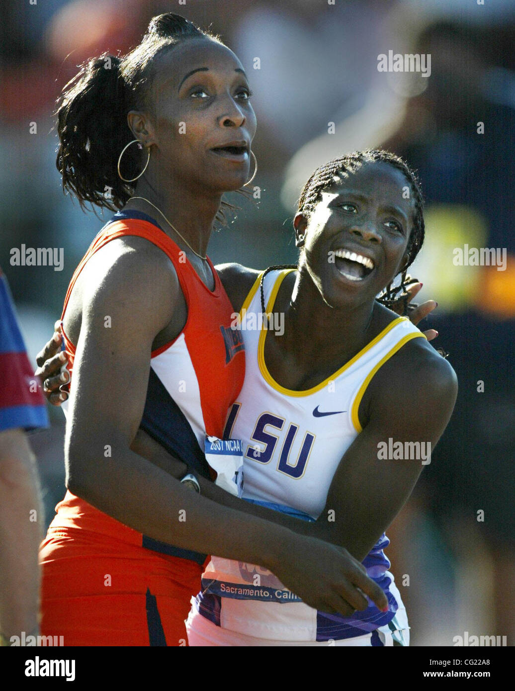 RECHTS nach oben auf die Gewinner-Zeittafel, feiert Sherry Fletcher der LSU gewann die 100 Meter-Lauf mit Tracy Anne Rowe von Auburn. Sherrys Zeit 11.20. Bild aufgenommen am Tag3 der NCAA Titel und Feld-Meisterschaft. 8. Juni 2007. Sacramento Bee Bryan Patrick Stockfoto
