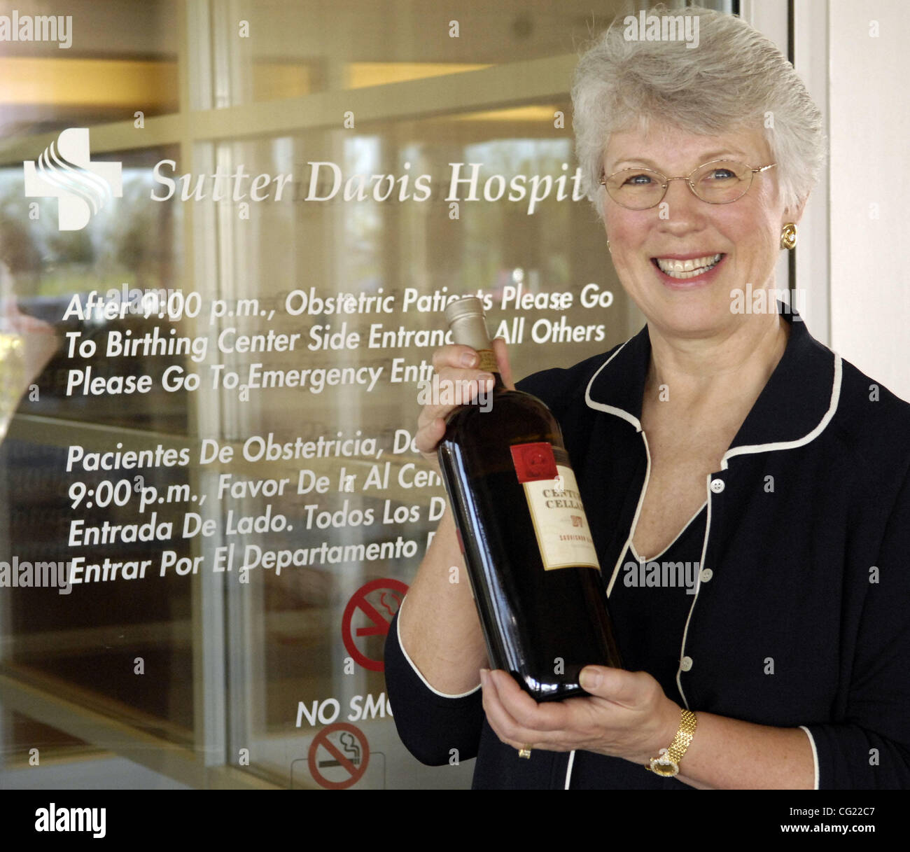 Karen Spiess, Stiftungsrat Sutter Davis Hospital Foundation Braten-a-Doc Abendessen Wohltätigkeitsveranstaltung am 31. März um UC Davis in der ARC-Ballsaal.  Spiess hält eine Flasche Wein, die eine Auktion für die sofortige Weinkeller von den Vorstandsmitgliedern der Stiftung zur Verfügung gestellt wird. Die Sacramento Biene Stockfoto