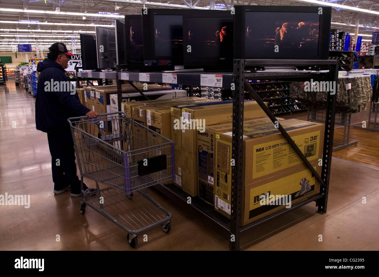 Robert Martinez <cq>sieht auf den ersten Tag der Inbetriebnahme der neuen Anlage über die Breitbild-Fernseher bei Wal-Mart-Filiale in Citrus Heights.  Die riesigen Händler plant drei Filialen in östlichen Sacramento County.  Montag, 22. Januar 2007.   Sacramento Bee / Jay Mather</cq> Stockfoto