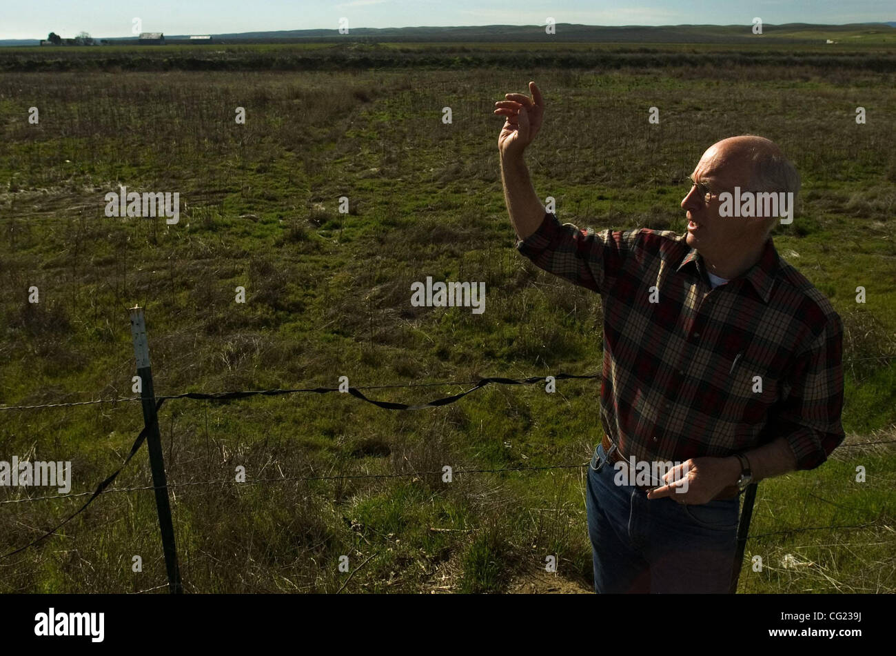 Keith Williams <cq>ein langfristiger Bewohner von der kleinen Yolo county Gemeinde Dunnigan, hat sorgen um die Zukunft der Wohnanlage in der Umgebung.  Er befasst sich insbesondere mit der Mangel an Infrastruktur (Wasser, Kanalisation, Entwässerung und Schulen) notwendig, Platz für bis zu 5.000 neue Hom</cq> Stockfoto