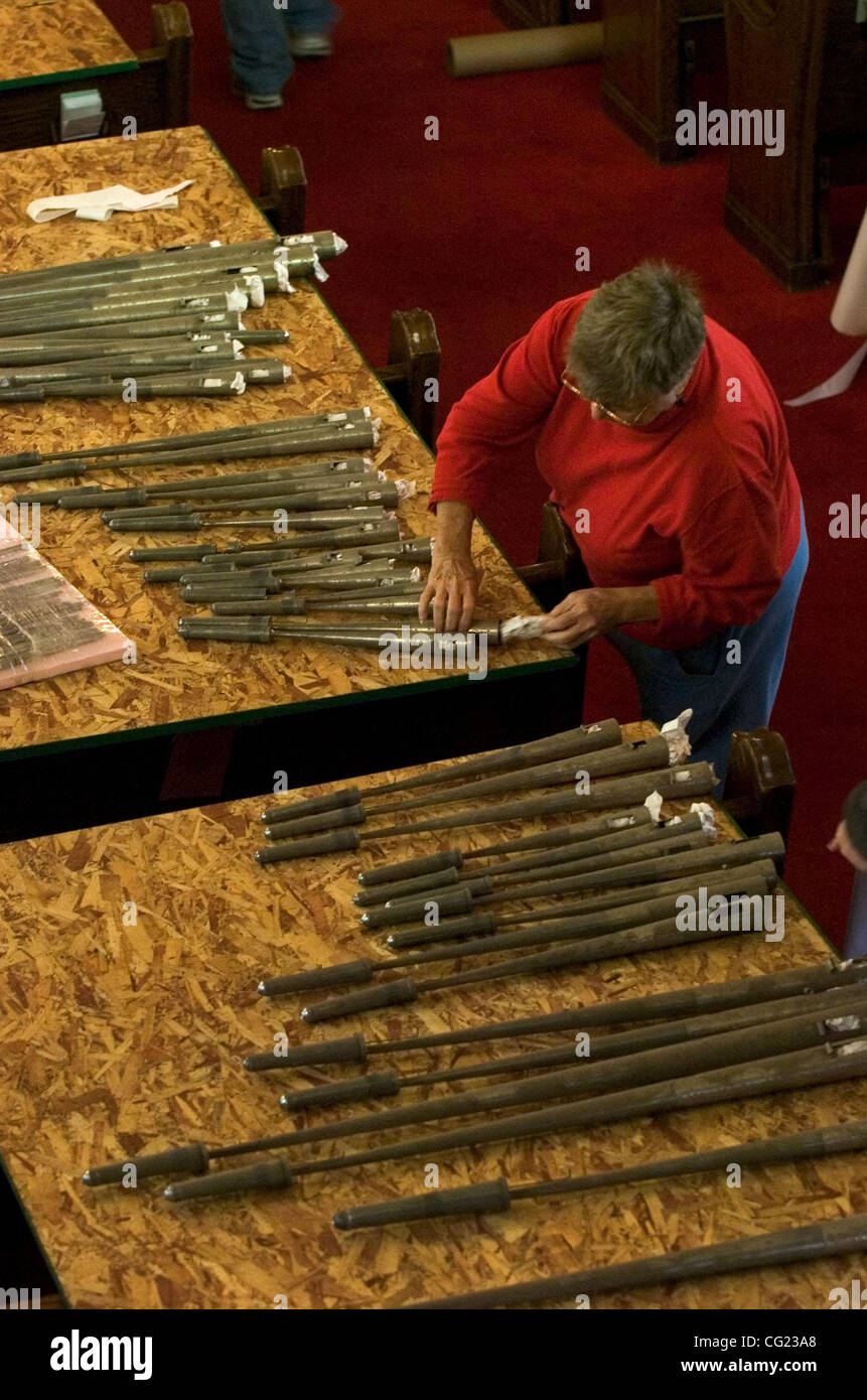 Shirley Moss <cq>, Mitglied der St. Johns Lutheran Church packt einige der kleineren Metall Orgelpfeifen mit Papier in Vorbereitung für den Versand. Die massive 1912 erbaute Orgel wird von der St. John Lutheran Church in der Innenstadt von Sacramento als eine Renovierung der Kirche Wallfahrtskirche betteln entfernt</cq> Stockfoto