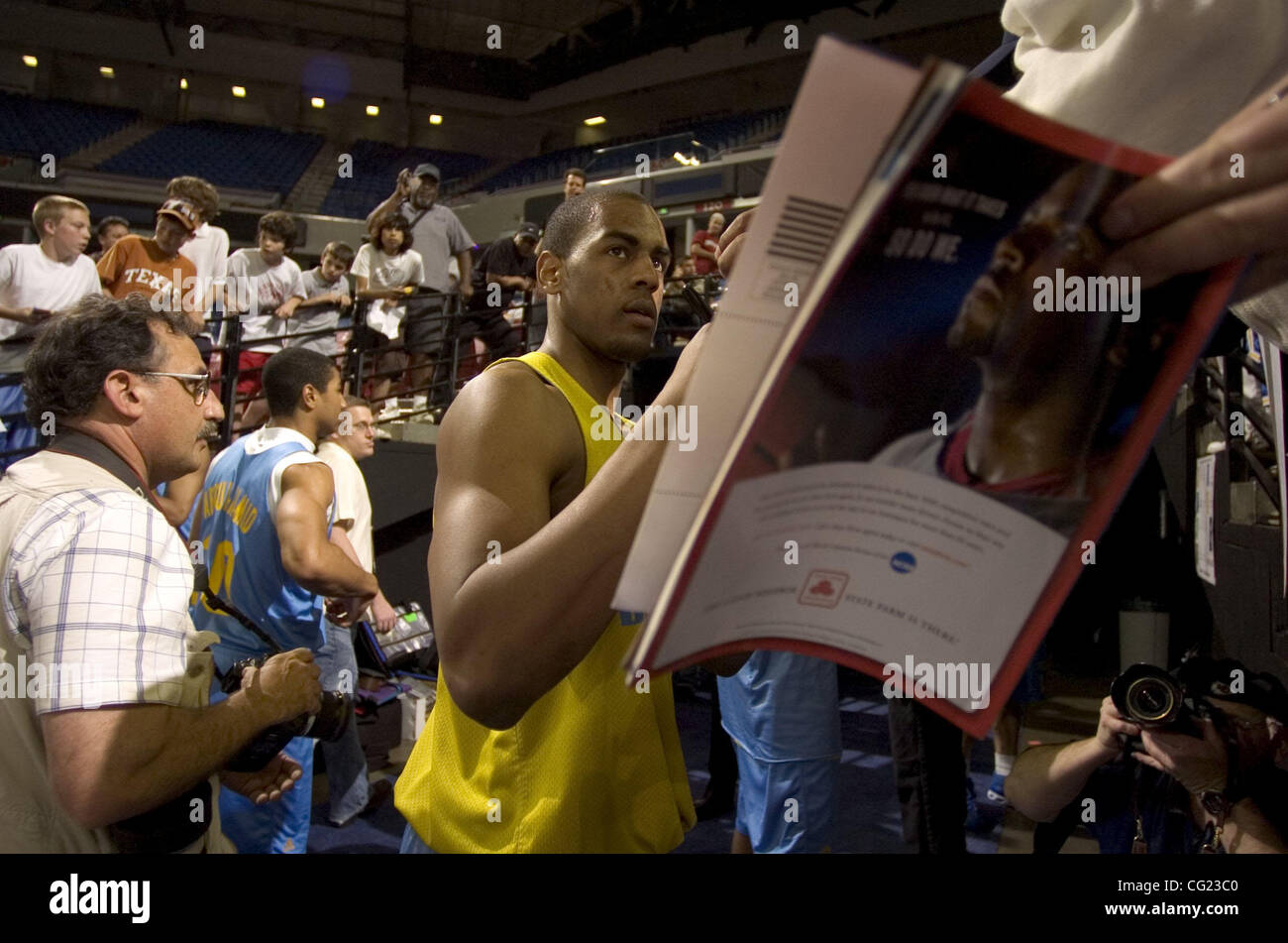 Arron Afallo der UCLA Autogramme nach Mittwoch nachmittags Praxis vor der 1. Runde der Herren NCAA Basketball Championship Western Regional in Arco Arena in Sacramento, Kalifornien.  Sacramento Bee Foto von Jose Luis Villegas 13. März 2007 Stockfoto