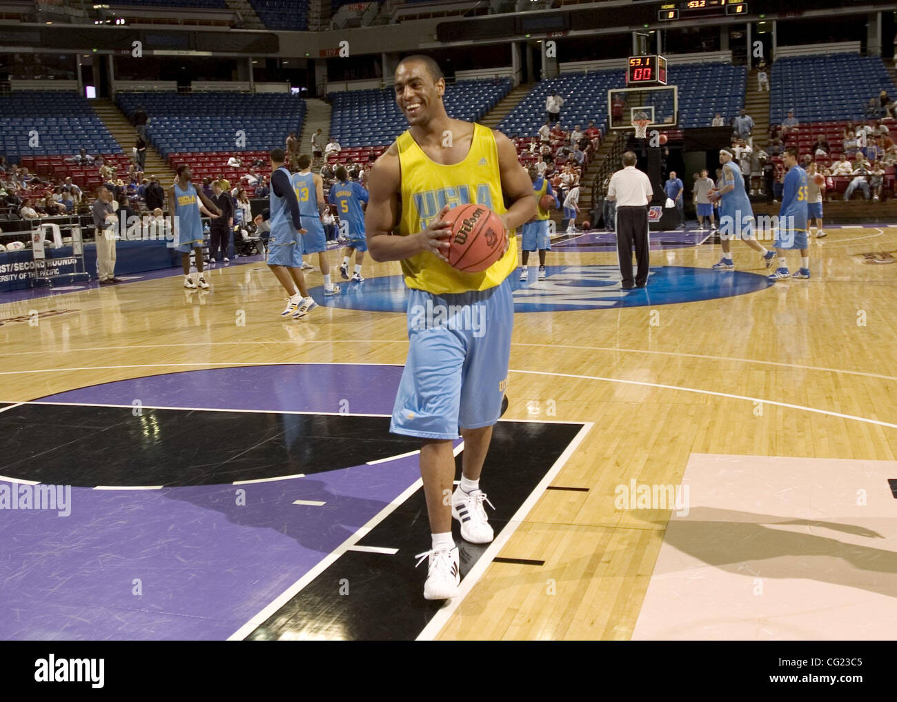Arron Afallo der UCLA während Mittwoch nachmittags Praxis vor der 1. Runde der Herren NCAA Basketball Championship Western Regional in Arco Arena in Sacramento, Kalifornien.  Sacramento Bee Foto von Jose Luis Villegas 13. März 2007 Stockfoto