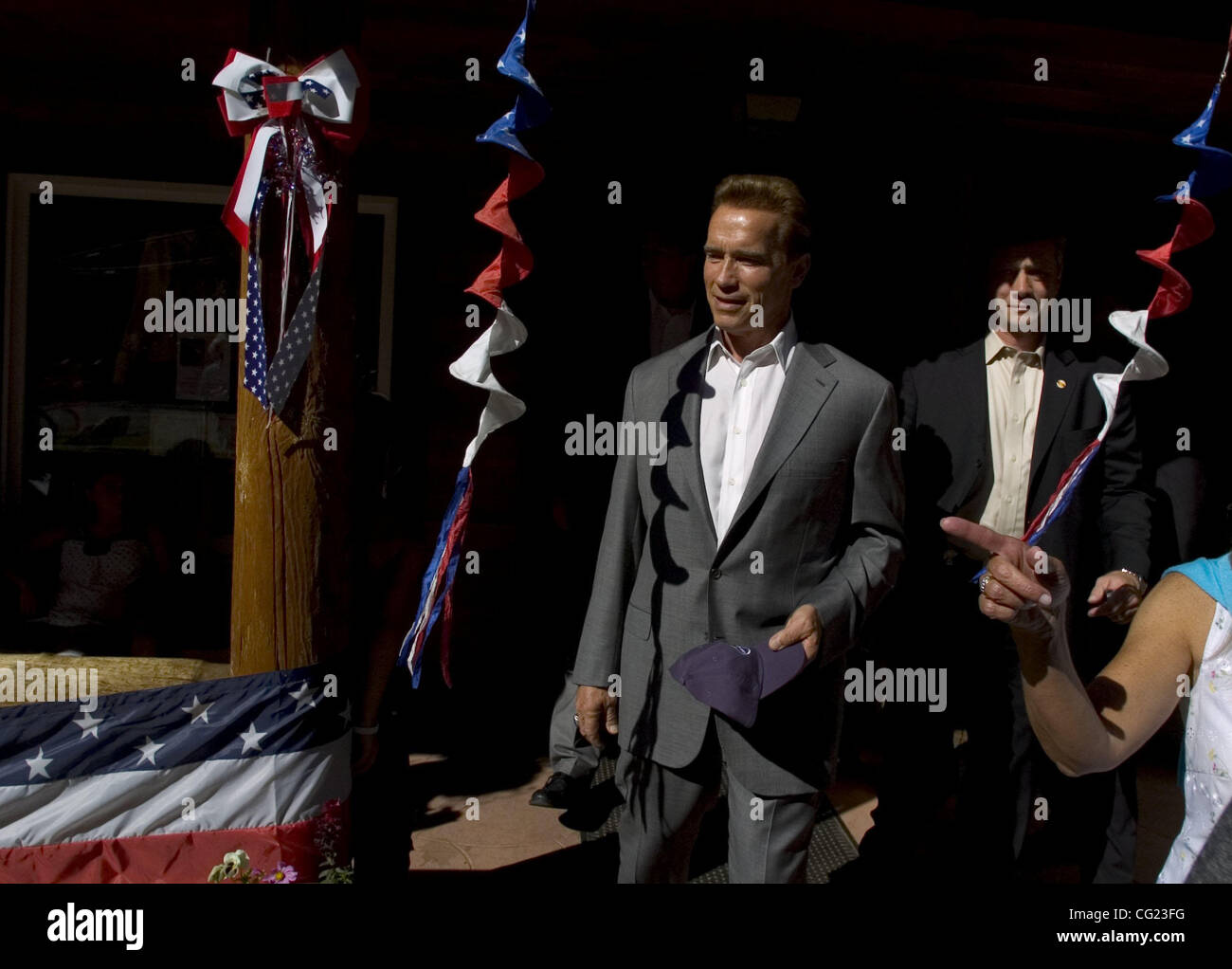 Kaliforniens Gouverneur Arnold Schwarzenegger lässt die Richardson-Gemischtwarenladen bei seinem Besuch in Camp Richardsonl in South Lake Tahoe, Kalifornien am Montagnachmittag. Der Gouverneur bat Menschen nicht zu bleiben weg von Urlaub South Lake Tahoe für die Ferienwoche. Fotografie von Jose Luis Villegas, Ju Stockfoto