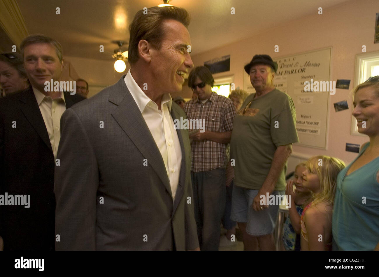 Kaliforniens Gouverneur Arnold Schwarzenegger lässt die Richardson-Eisdiele bei seinem Besuch in Camp Richardsonl in South Lake Tahoe, Kalifornien am Montagnachmittag. Der Gouverneur bat Menschen nicht zu bleiben weg von Urlaub South Lake Tahoe für die Ferienwoche. Fotografie von Jose Luis Villegas Stockfoto