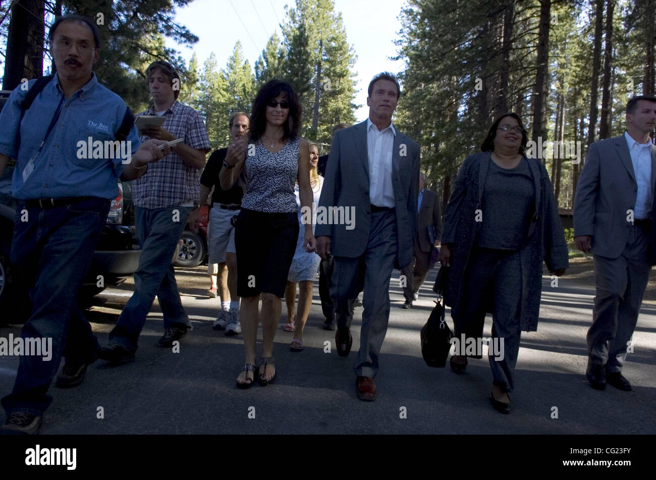 Kaliforniens Gouverneur Arnold Schwarzenegger macht seinen Weg zum Pier am Camp Richardson in South Lake Tahoe, Kalifornien am Montagnachmittag. Der Gouverneur bat Menschen nicht zu bleiben weg von Urlaub South Lake Tahoe für die Ferienwoche. Fotografie von Jose Luis Villegas, 2. Juli 2007 Stockfoto