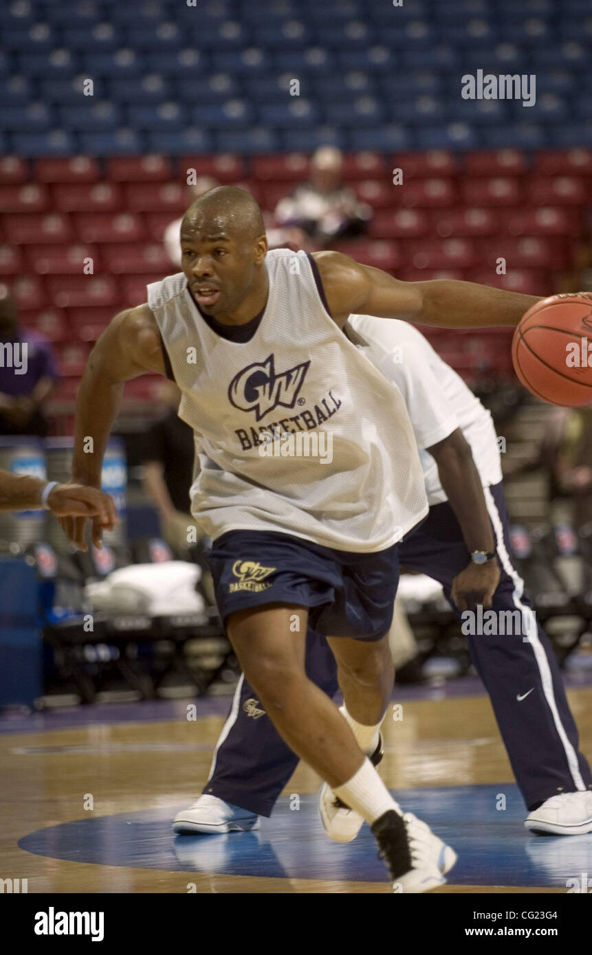 Carl Elliot der George Washington University während Mittwoch nachmittags Praxis vor der 1. Runde der Herren NCAA Basketball Championship Western Regional in Arco Arena in Sacramento, Kalifornien.  Sacramento Bee Foto von Jose Luis Villegas 13. März 2007 Stockfoto