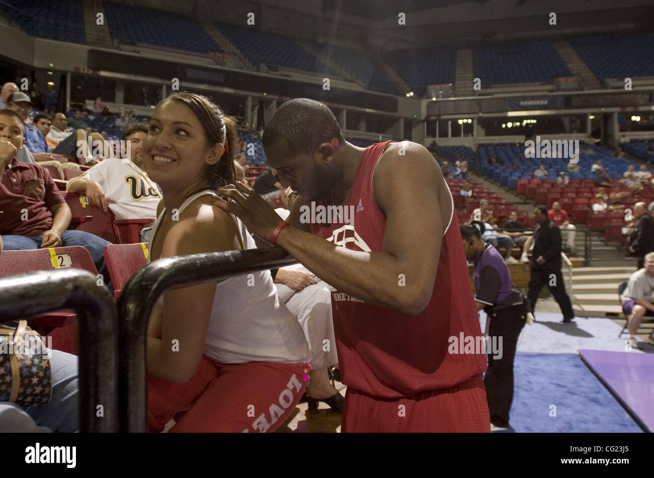 Monique Frausto (Cq) von Lincoln, Kalifornien hat ihr t-Shirt signiert von DJ White der Indiana University nach Mittwoch nachmittags Praxis vor der 1. Runde der Herren NCAA Basketball Championship Western Regional in Arco Arena in Sacramento, Kalifornien.  Sacramento Bee Foto von Jose Stockfoto