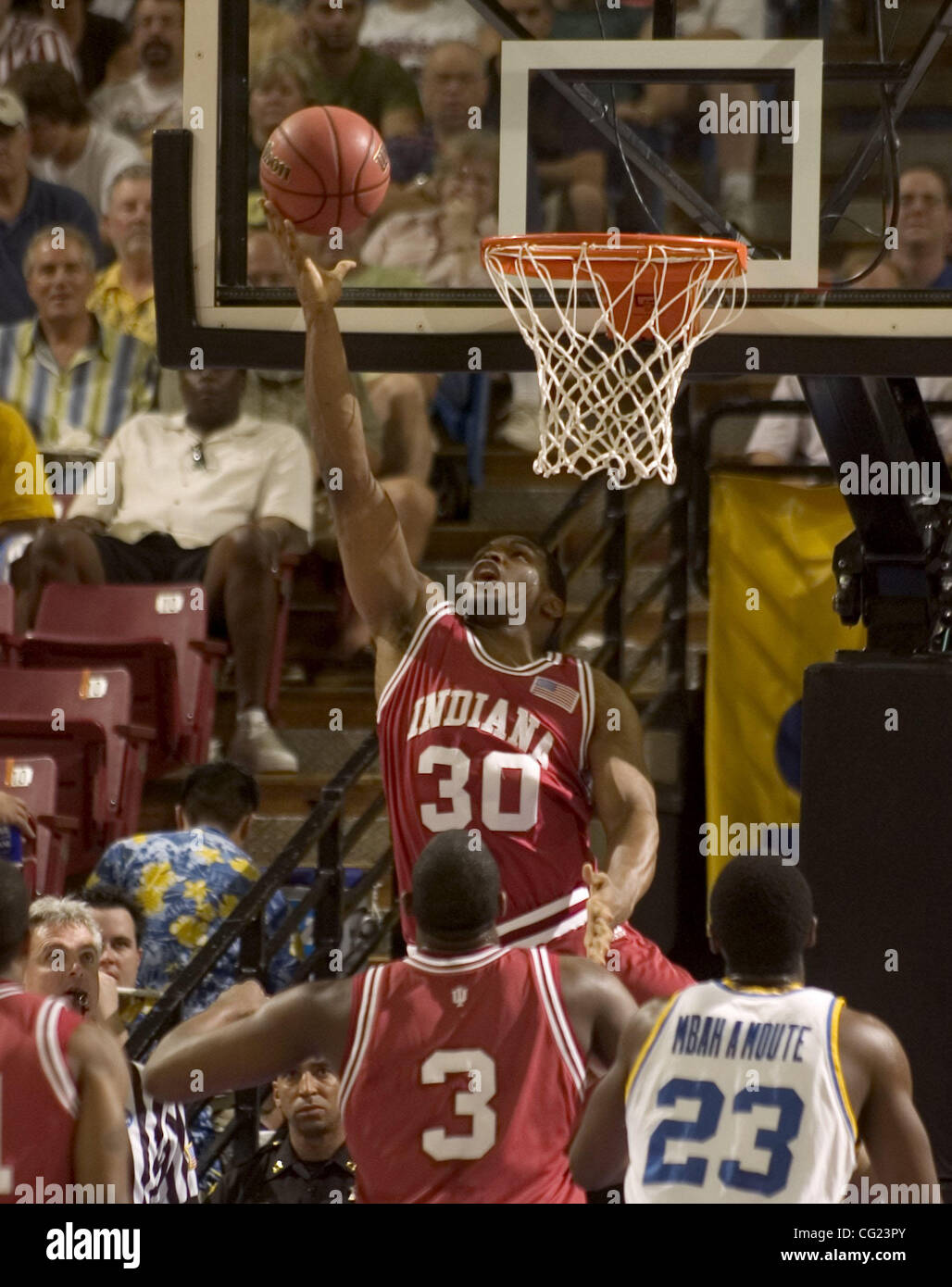 Indianas Joey Shaw legt einem Ball unter für zwei Pints in der 1. Hälfte des Samstag nachmittags 2. Runde der Männer NCAA Basketball Championship regionale zwischen UCLA und Indiana in Arco Arena in Sacramento, Kalifornien.  Sacramento Bee Foto von Jose Luis Villegas 17. März 2007 Stockfoto