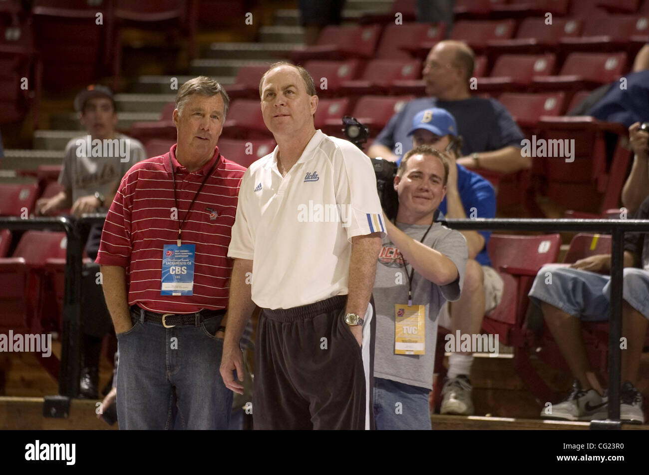 Ehemalige Stanford Cardinal / Golden State Krieger Cheftrainer Mike Montgomery plaudert mit UCLA Head coach Ben Howland während Mittwoch nachmittags Praxis vor der 1. Runde der Herren NCAA Basketball Championship Western Regional in Arco Arena in Sacramento, Kalifornien.  Sacramento Bee Foto von Stockfoto