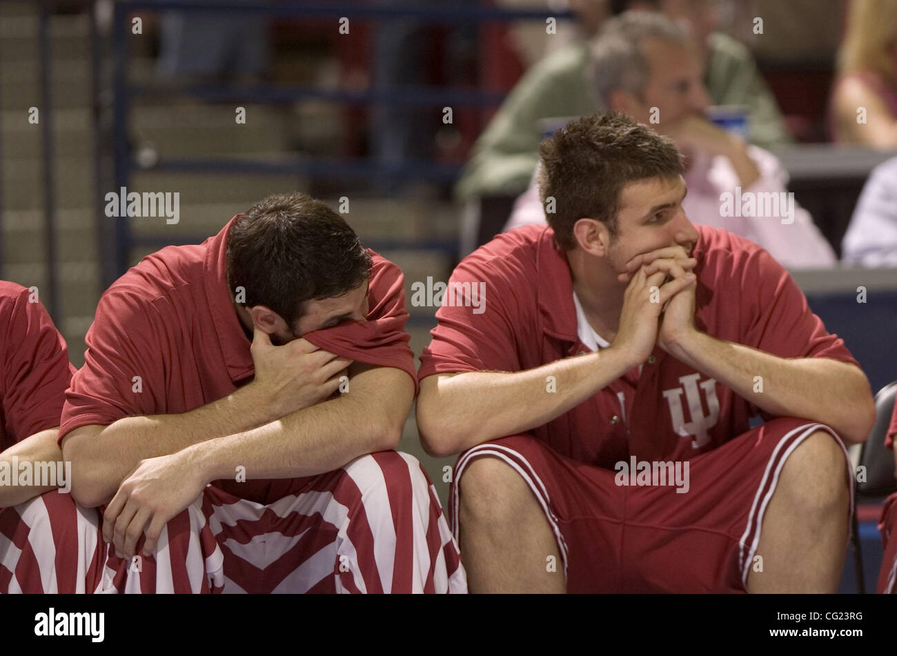 Indiana-Spieler sehen von den Beanch mit die Zeit knapp wird spät in der 2. Hälfte des Samstag nachmittags 2. Runde des Herren NCAA Basketball Championship regionale zwischen UCLA und Indiana in Arco Arena in Sacramento, Kalifornien.  Sacramento Bee Foto von Jose Luis Villegas 17. März 2007 Stockfoto