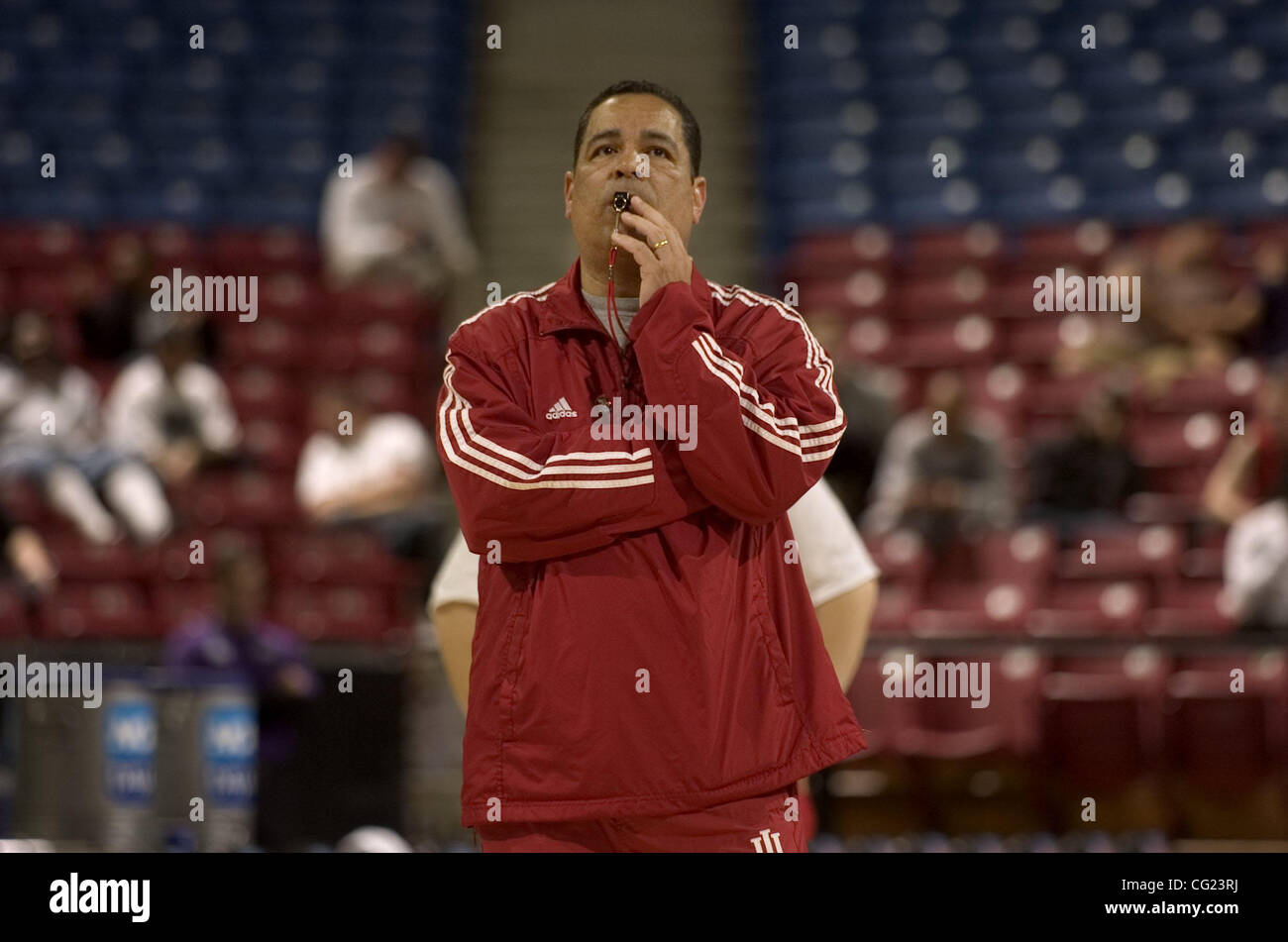 Cheftrainer Kelvin Sampson Uhren für Geschichte Indiana University Mittwoch nachmittags Praxis vor der 1. Runde des Herren NCAA Basketball Meisterschaft Western Regional in Arco Arena in Sacramento, Kalifornien.  Sacramento Bee Foto von Jose Luis Villegas 13. März 2007 Stockfoto