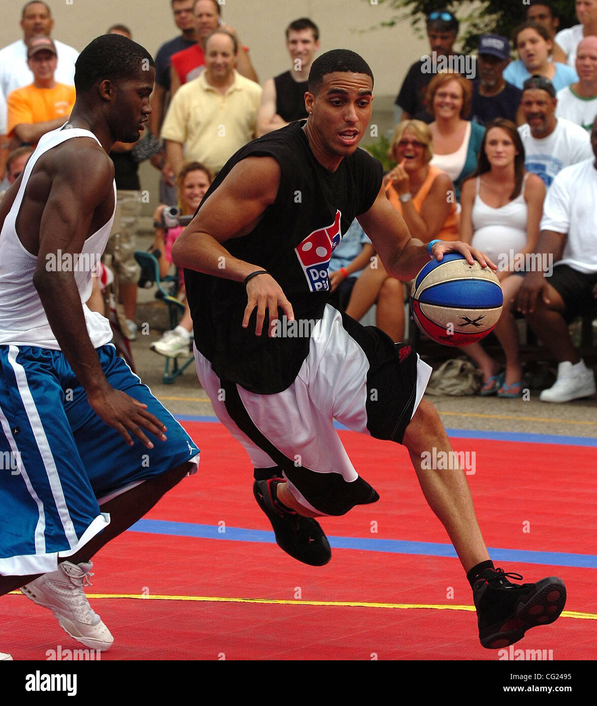 Kevin Martin geht vorbei an einem Verteidiger während der Gus Macker Tournamant Anfang Juni 2007. Einige der Spieler, die, denen er gegen antrat, waren mit Martins Widmung an Zanesville beeindruckt. Im 6-Fuß-7 war Kevin Martin schon immer eine große Figur in seiner Heimatstadt Zanesville, Ohio, aber nie ganz so groß. Stockfoto