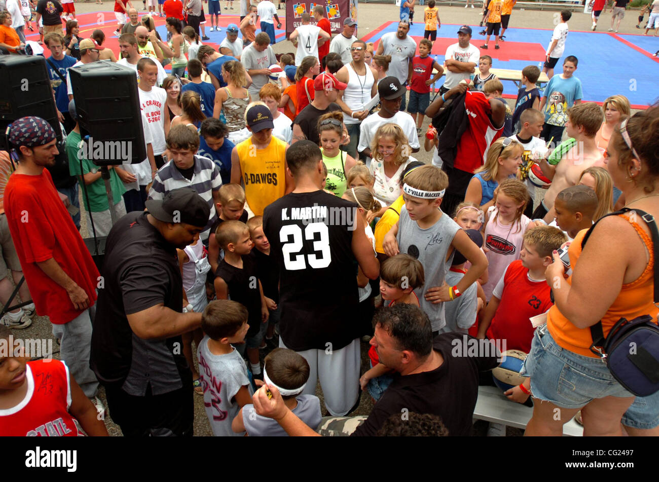 JUMP-LEDE--Kevin Martin, ist schwärmten von jungen Fans nach einem Spiel in Zanesville, Ohio während des Turniers Gus Macker Anfang Juni 2007. Martin, sorgte dafür, dass alle Fans warten auf seine Unterschrift bekam. Im 6-Fuß-7 war Kevin Martin schon immer eine große Figur in seiner Heimatstadt Zanesville, Ohio, Stockfoto