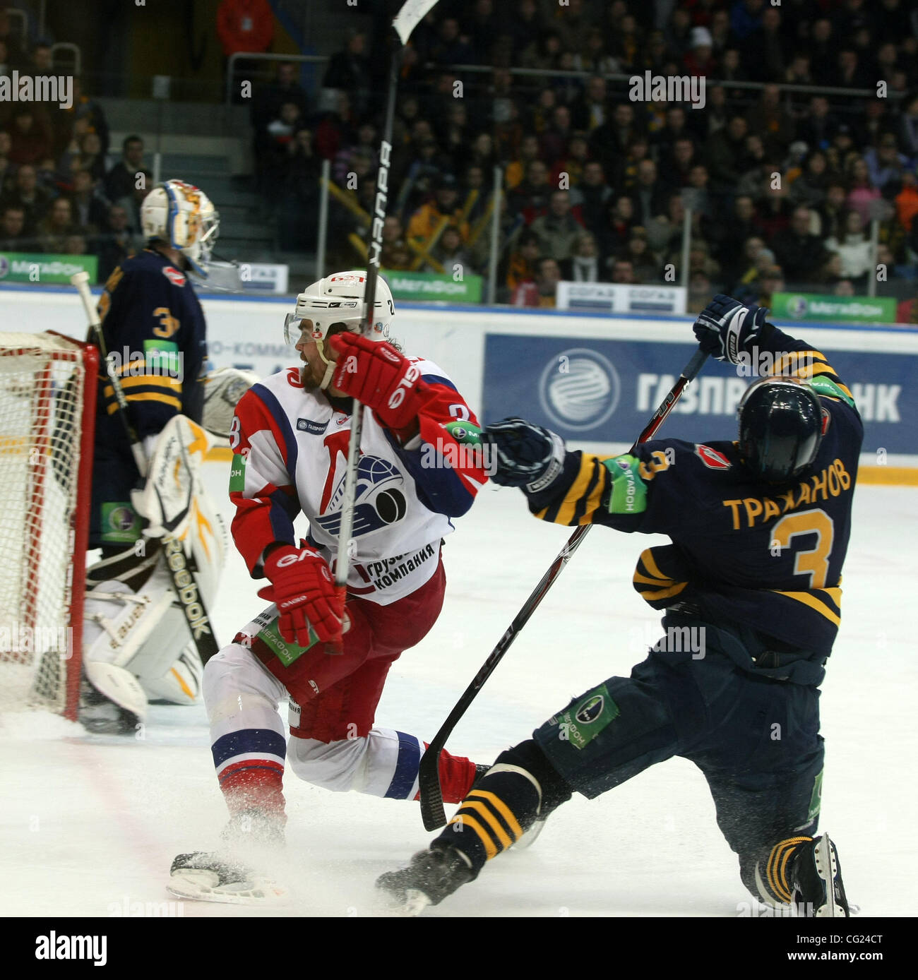 Flugzeugabsturz tötet Lokomotive Jaroslawl KHL Eishockey-Team. 43 Tote, darunter professionelle Spieler aus Tschechien, Lettland, Deutschland, Schweden und Slowakei für den Verein in beliebten Liga Turnier. Im Bild: Moskau, Russland. März 27,2011. KHL 2010/2011-Turnier; Atlant Vs Lokomotive; Loko Stockfoto