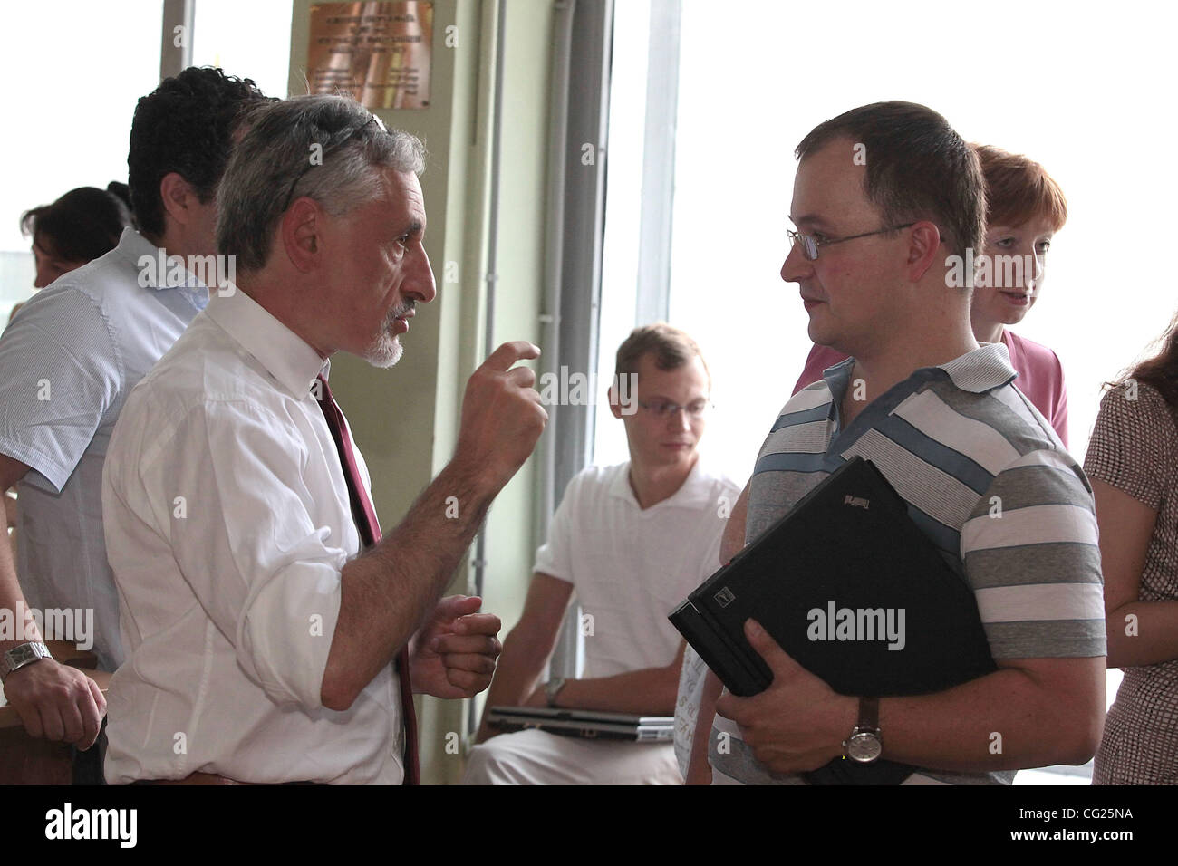 Juli 28,2011. Moskau, Russland. Im Bild: Professor Andrew Blake (l), Managing Director von Microsoft Research Cambridge an den Eröffnungsvortrag der Mikrosoft Forschung Summer School an der Moskauer Universität. Stockfoto