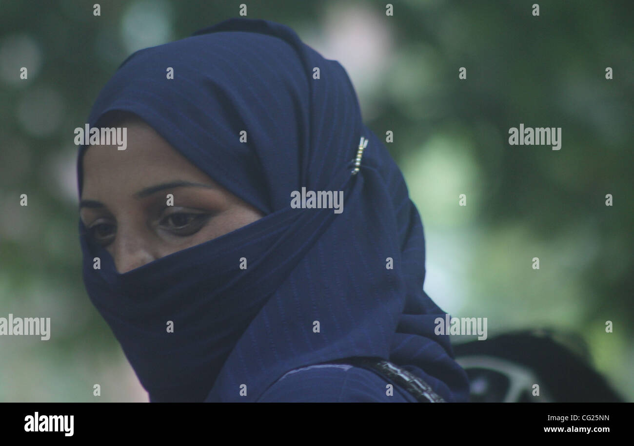 Ein Verwandter eines verschwundenen Kashmiri jungen Menschen wie sie in einem Sit-in Protest in Srinagar, der Sommerhauptstadt des indischen Teil Kaschmirs, 28. Juli 2011 teilnimmt. Berichten zufolge, die der Vereinigung der Eltern von verschwunden Personen (APDP) unter der Leitung von Parveena Ahanger organisiert den Protest gegen die staatliche gov Stockfoto