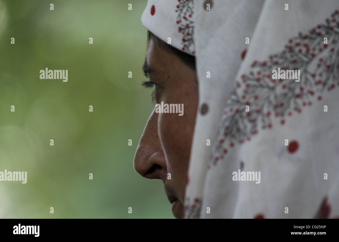 Ein Verwandter eines verschwundenen Kashmiri jungen Menschen wie sie in einem Sit-in Protest in Srinagar, der Sommerhauptstadt des indischen Teil Kaschmirs, 28. Juli 2011 teilnimmt. Berichten zufolge, die der Vereinigung der Eltern von verschwunden Personen (APDP) unter der Leitung von Parveena Ahanger organisiert den Protest gegen die staatliche gov Stockfoto