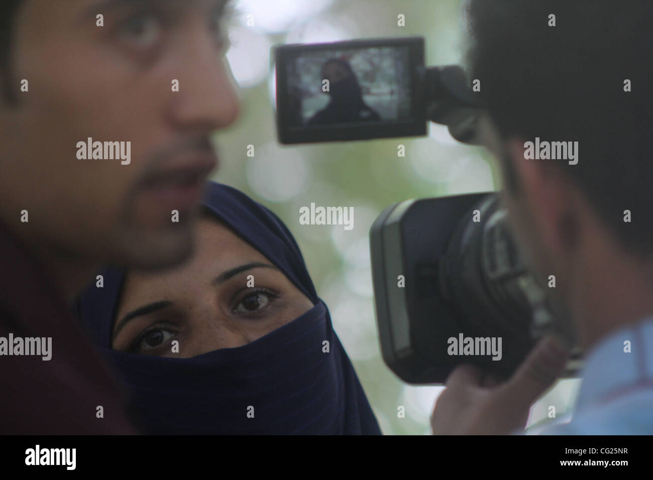 Ein Verwandter eines verschwundenen Kashmiri jungen Menschen wie sie in einem Sit-in Protest in Srinagar, der Sommerhauptstadt des indischen Teil Kaschmirs, 28. Juli 2011 teilnimmt. Berichten zufolge, die der Vereinigung der Eltern von verschwunden Personen (APDP) unter der Leitung von Parveena Ahanger organisiert den Protest gegen die staatliche gov Stockfoto