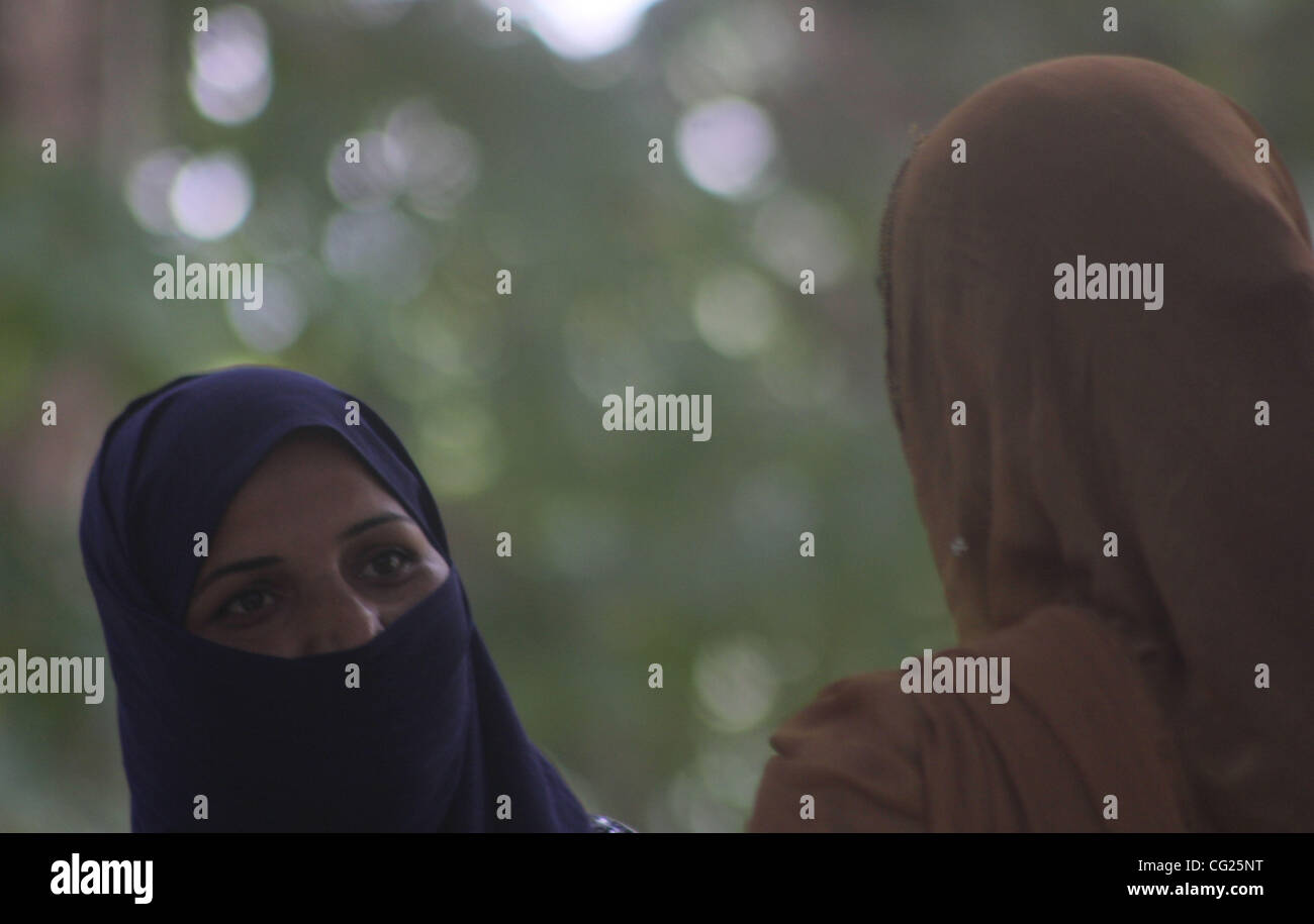 Ein Verwandter eines verschwundenen Kashmiri jungen Menschen wie sie in einem Sit-in Protest in Srinagar, der Sommerhauptstadt des indischen Teil Kaschmirs, 28. Juli 2011 teilnimmt. Berichten zufolge, die der Vereinigung der Eltern von verschwunden Personen (APDP) unter der Leitung von Parveena Ahanger organisiert den Protest gegen die staatliche gov Stockfoto