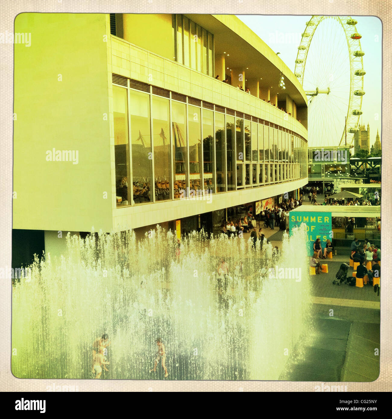 28. Juli 2011 - Kinder London, Vereinigtes Königreich - Brunnen von genossen vor der Royal Festival Hall, London, UK. (Kredit-Bild: © Veronika Lukasova/ZUMAPRESS.com) Stockfoto
