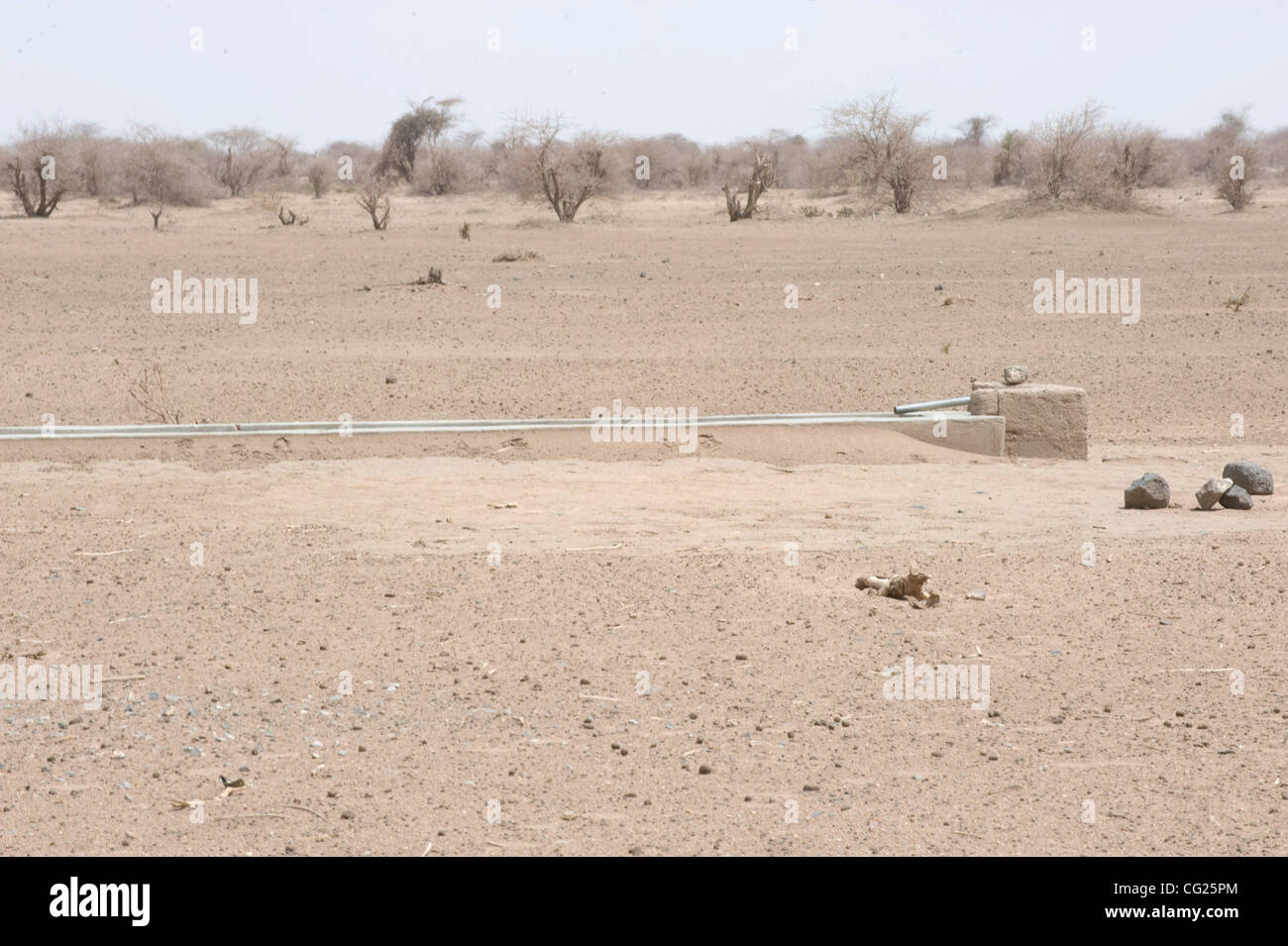 28. Juli 2011 - Shinele Zone, Äthiopien - 28. Juli 2011, Dira Dawa, Äthiopien - Rinder-Mulde des Multi-Use Wasser Punkt durch eine internationale nicht-Regierungsorganisation (NGO) in die Trockenzone Shinele der Ost-Äthiopien gebaut. Diese Wassertrog serviert lokale Vieh, während nahe gelegenen Armaturen fo sind Stockfoto