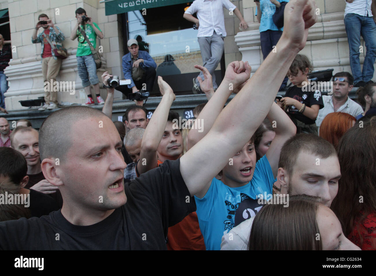 Amnesty International hat erklärt russischen oppositionellen Aktivisten Sergei Udaltsov eine politische Gefangene und fordert seine sofortige Freilassung aus dem Gefängnis.  Juli 31,2011.Moscow,Russia.Pictured: Sergei Udaltsov (l) bei der oppositionellen Kräfte-Rallye im Zentrum von Moskau. Stockfoto