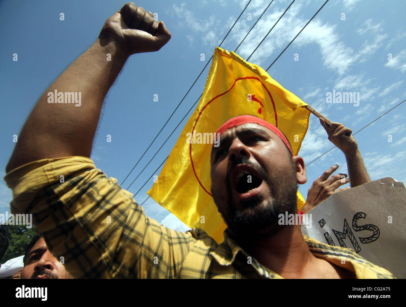 26. August 2011 - Srinagar, Kaschmir, Indien - ein Kashmiri schiitische Muslime rufen anti-israelische Slogans während einer Demonstration zur Solidarität mit Palästinensern während Kennzeichnung al-Quds-Tag in Srinagar, der Sumeer Hauptstadt der indischen Teil Kaschmirs. Der jährliche al-Quds-Tag Kundgebungen sind ein Zeichen der Unterstützung für die verblasst Stockfoto