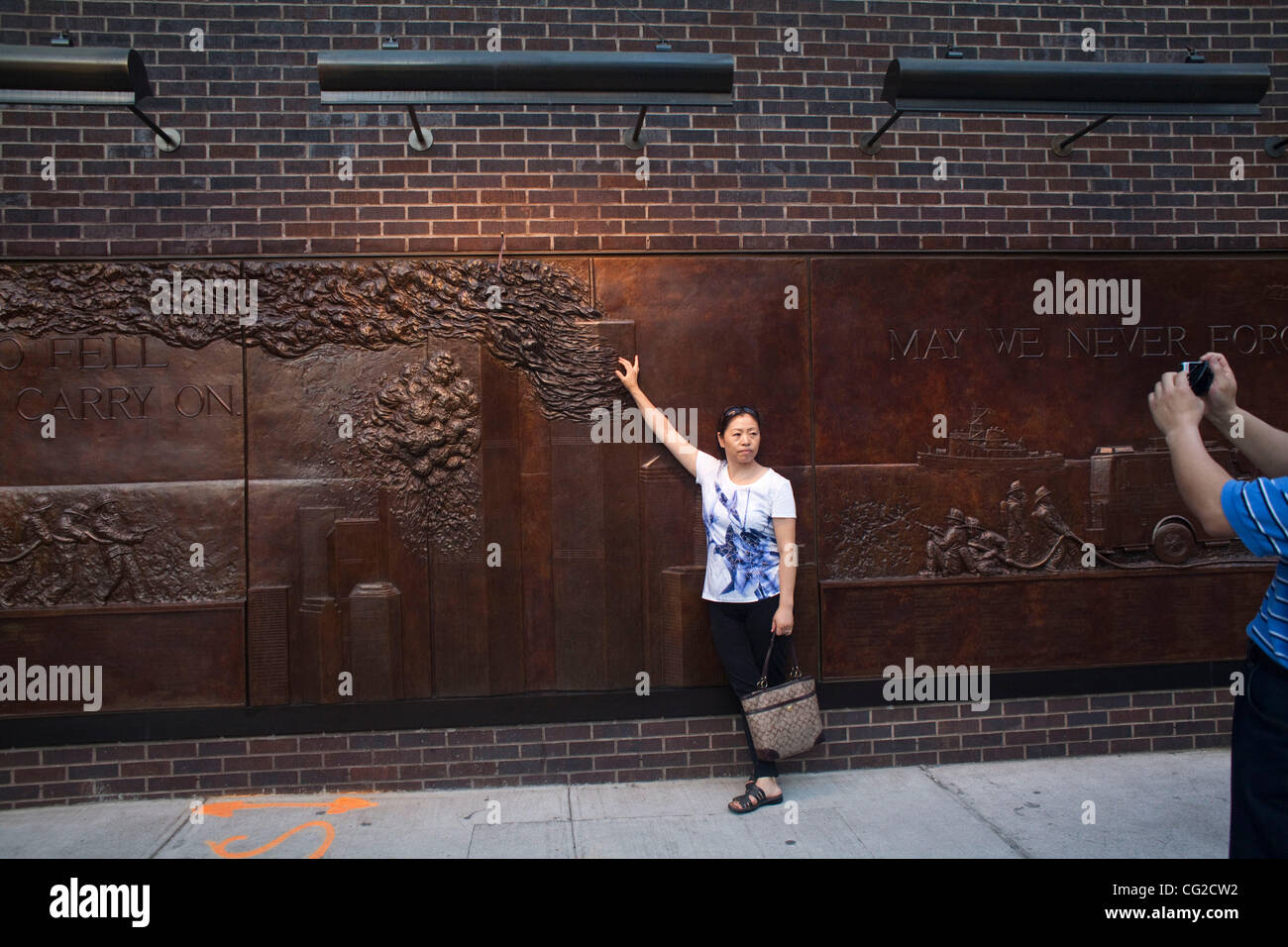Touristen fotografieren am Ground Zero Memorial... Ground Zero, dem Ort ...