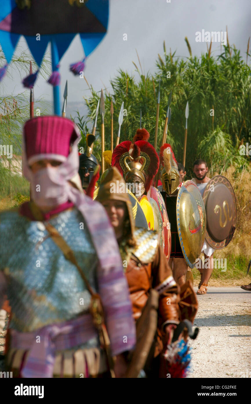 10. September 2011 nachgestellt - Marathon, Griechenland - die Schlacht von Marathon in Marathon Griechenland. Hunderte von Reenactors aus der ganzen Welt teilgenommen haben, einschließlich Griechen und Iraner, Amerikaner, Kanadier, Australier, Französisch, Spanisch, Italienisch und Deutsch Reenactors, ein großes Kontingent aus Großbritannien und Oth Stockfoto