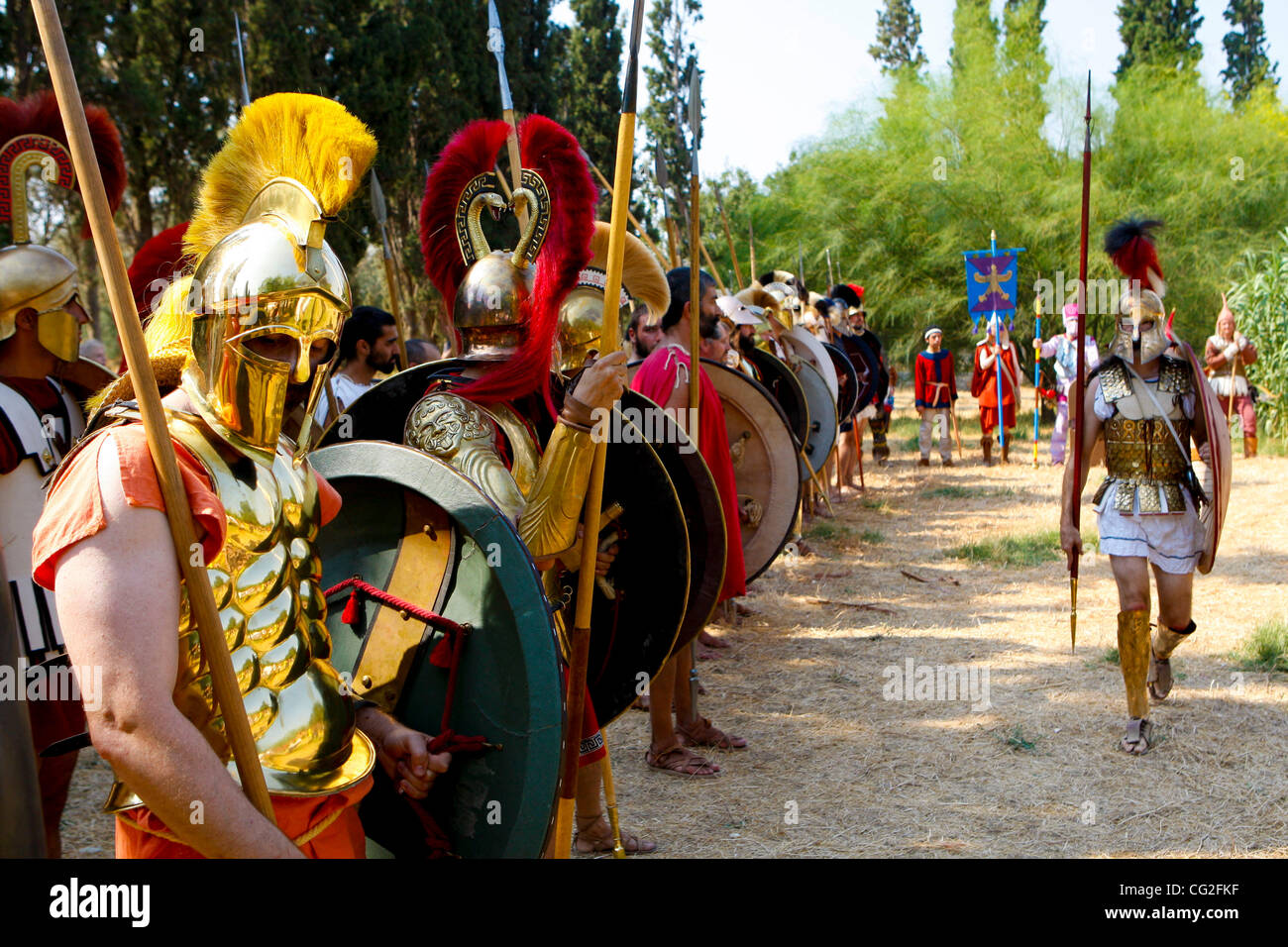 10. September 2011 nachgestellt - Marathon, Griechenland - die Schlacht von Marathon in Marathon Griechenland. Hunderte von Reenactors aus der ganzen Welt teilgenommen haben, einschließlich Griechen und Iraner, Amerikaner, Kanadier, Australier, Französisch, Spanisch, Italienisch und Deutsch Reenactors, ein großes Kontingent aus Großbritannien und Oth Stockfoto