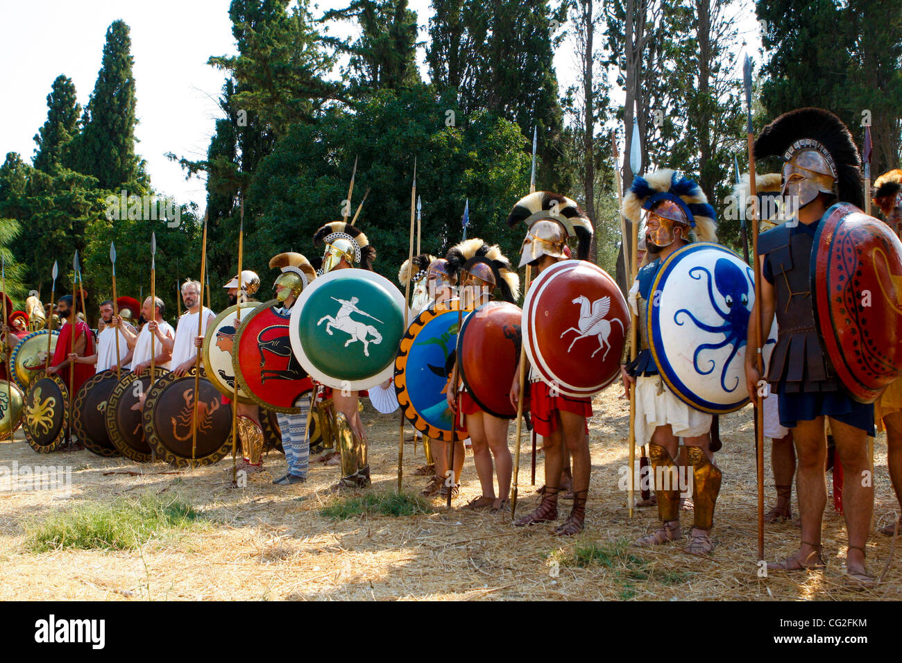 10. September 2011 nachgestellt - Marathon, Griechenland - die Schlacht von Marathon in Marathon Griechenland. Hunderte von Reenactors aus der ganzen Welt teilgenommen haben, einschließlich Griechen und Iraner, Amerikaner, Kanadier, Australier, Französisch, Spanisch, Italienisch und Deutsch Reenactors, ein großes Kontingent aus Großbritannien und Oth Stockfoto