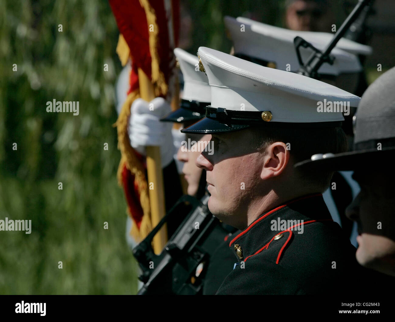 2. Oktober 2011 Märsche - Columbia, Kentucky, USA - Ehrenmedaille Empfänger Marine Corps Reserve Sergeant DAKOTA MEYER neben anderen Marines und ein Zustand Trooper auf seinem Weg zum Blue Raider-Stadion für eine Zeremonie in seiner Ehre. Meyer erhielt die landesweit höchste militärische Auszeichnung am 15. September für seine Stockfoto