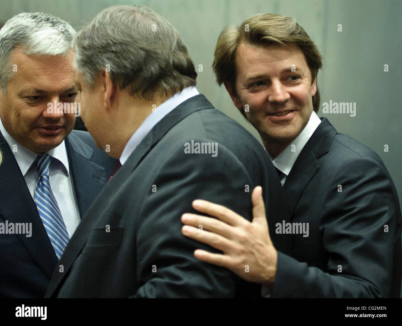 3. Oktober 2011 - Luxemburg, LUX, Luxembourg - belgische Finance Minister Didier Reynders (L) Chats mit französischen Finanzminister, Francois Baroin (R) und der griechische Finanzminister Evangelos Venizelos vor der Eururogroup Finanzminister treffen am Sitz des Europäischen Rates in Luxemburg auf 201 Stockfoto